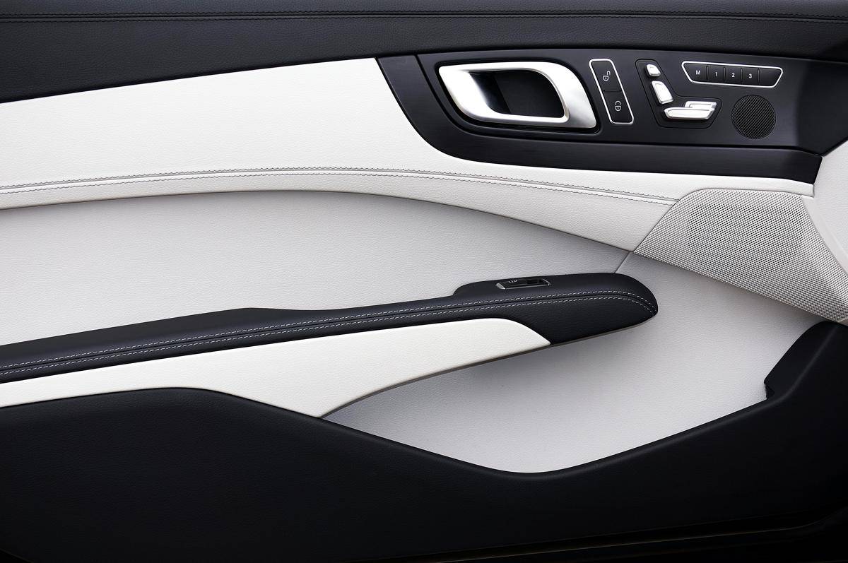 ilustrasi door trim mobil (pexels.com/Mike Bird)