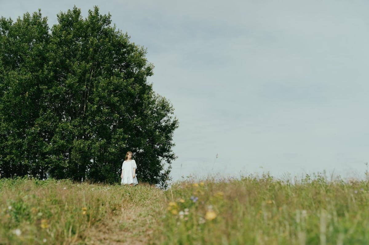 perempuan bergaun putih