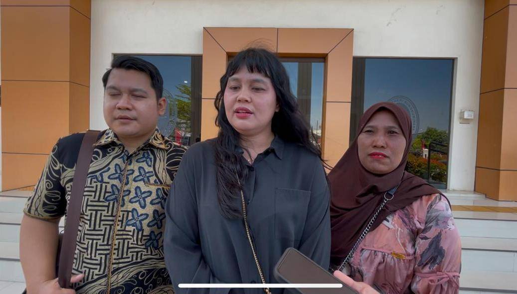 Kuasa hukum keluarga korban, Kyeisa (tengah) di PN Sungguminasa Gowa, Selasa (12/8/2025)