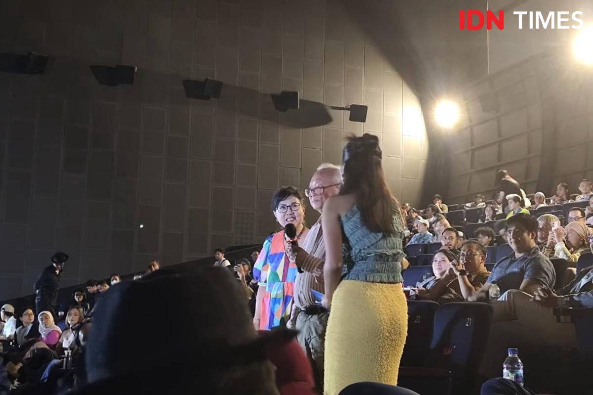 Orang tua dan kakak Timo Tjahjanto turut hadir dalam acara screening.jpg