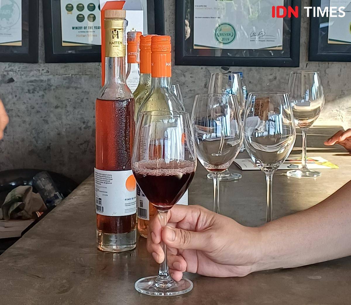 Potret sesi wine tasting di Hatten Wines Vineyard, Buleleng, Bali Utara