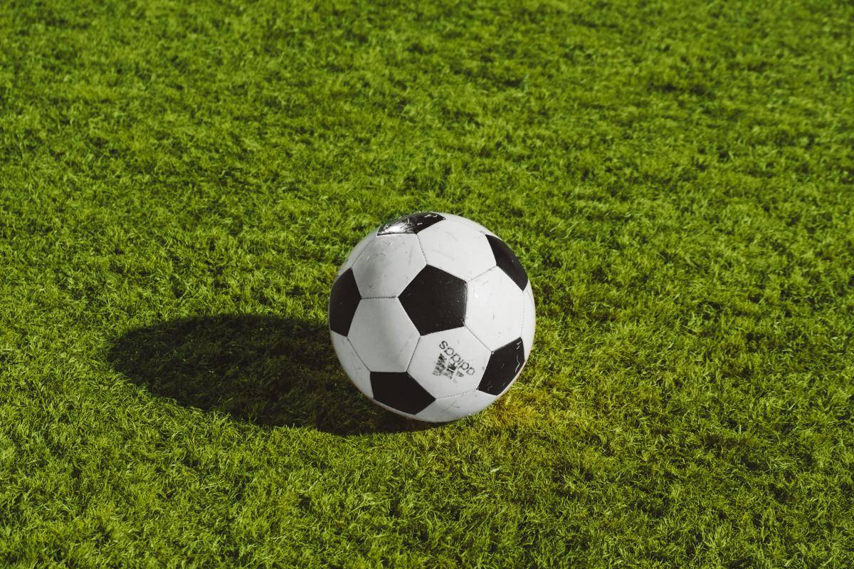 ilustrasi bola sepak (unsplash.com/Wesley Tingey)