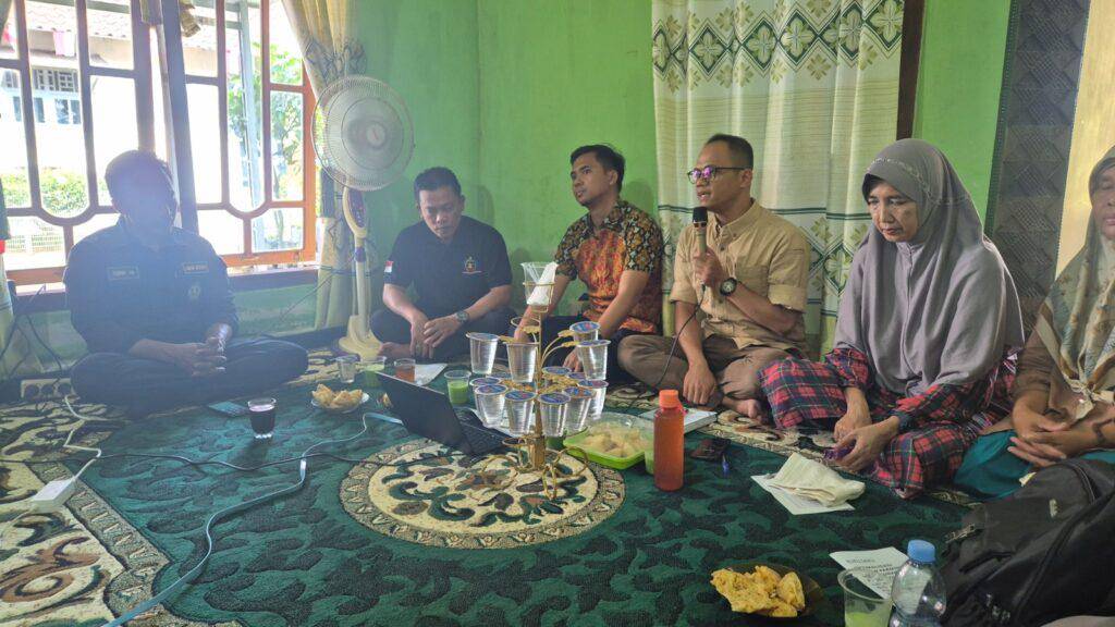 Universitas Lampung (Unila) Melalui Program Pengabdian kepada Masyarakat (PKM) Bertajuk “Optimalisasi Hasil Panen Urban Farming Kampung Liman Benawi dengan Aplikasi Metode Pengendalian Biologi Berbasis Kecerdasan Buatan (Dok/Humas Unila)