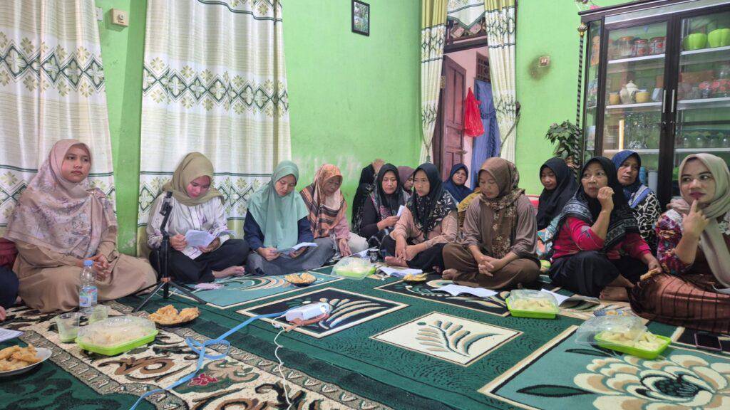 Universitas Lampung (Unila) Melalui Program Pengabdian kepada Masyarakat (PKM) Bertajuk “Optimalisasi Hasil Panen Urban Farming Kampung Liman Benawi dengan Aplikasi Metode Pengendalian Biologi Berbasis Kecerdasan Buatan (Dok/Humas Unila)