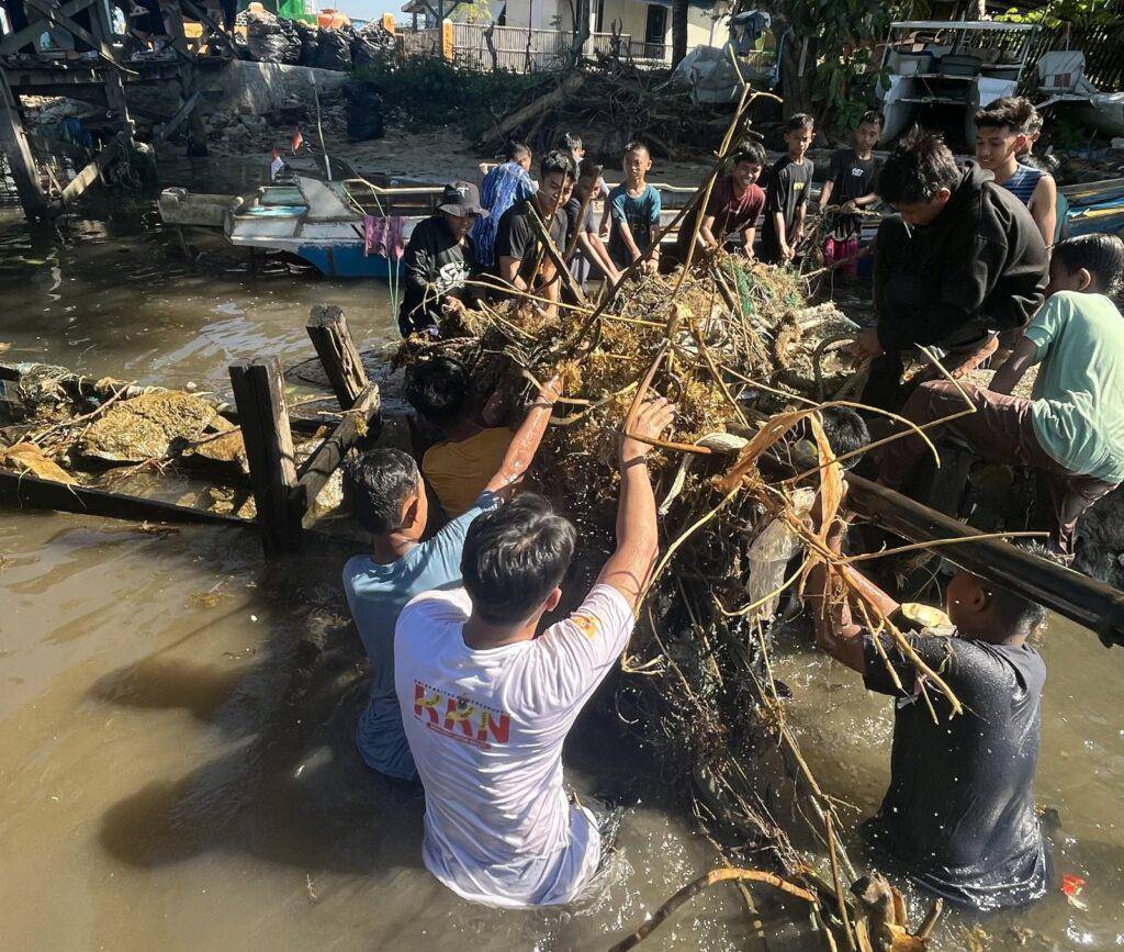 Mahasiswa KKN Kebangsaan Unila di Sulawesi Selatan menggagas Gerakan Sadar Sampah di Pulau Laiya, Desa Mattiro Labangeng, Kecamatan Liukang Tupabbiring Utara, Kabupaten Pangkep (Dok/Humas Unila)