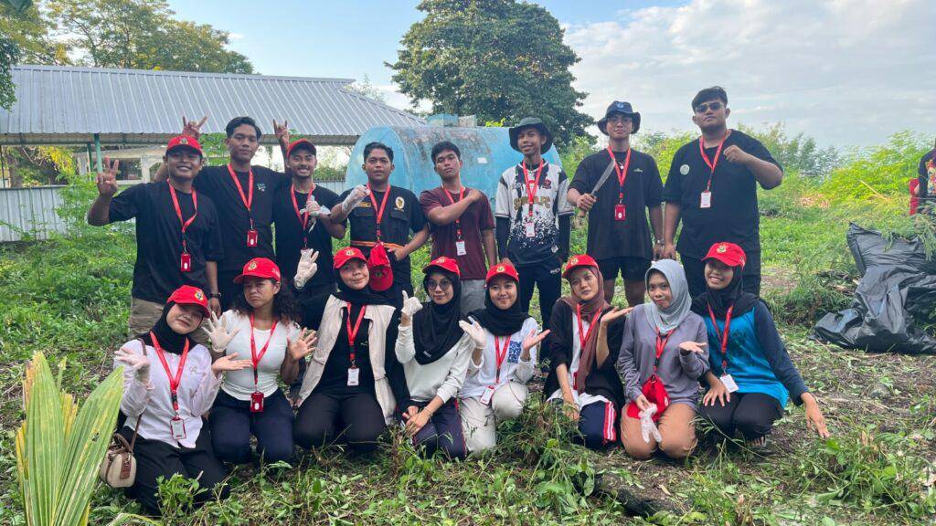 Mahasiswa KKN Kebangsaan Unila di Sulawesi Selatan menggagas Gerakan Sadar Sampah di Pulau Laiya, Desa Mattiro Labangeng, Kecamatan Liukang Tupabbiring Utara, Kabupaten Pangkep (Dok/Humas Unila)