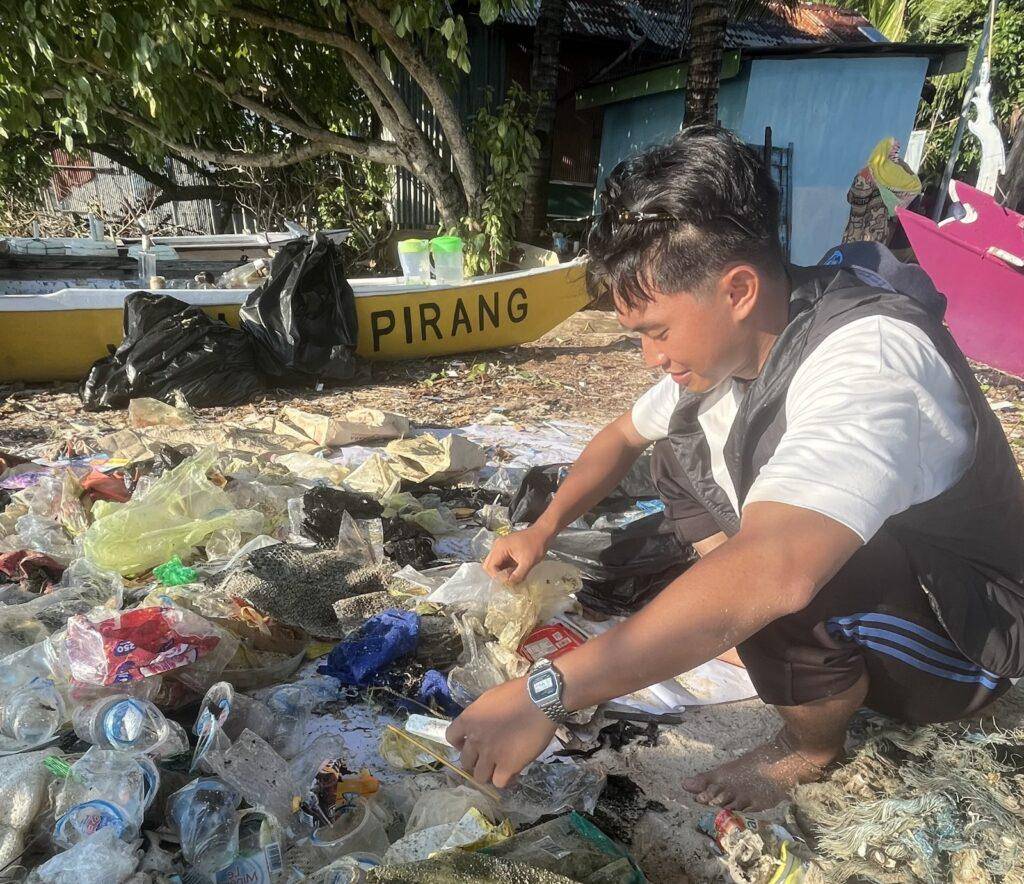 Mahasiswa KKN Kebangsaan Unila di Sulawesi Selatan menggagas Gerakan Sadar Sampah di Pulau Laiya, Desa Mattiro Labangeng, Kecamatan Liukang Tupabbiring Utara, Kabupaten Pangkep (Dok/Humas Unila)