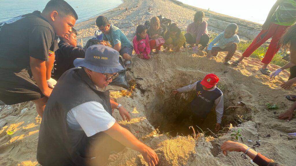 Mahasiswa KKN Kebangsaan Unila di Sulawesi Selatan menggagas Gerakan Sadar Sampah di Pulau Laiya, Desa Mattiro Labangeng, Kecamatan Liukang Tupabbiring Utara, Kabupaten Pangkep (Dok/Humas Unila)