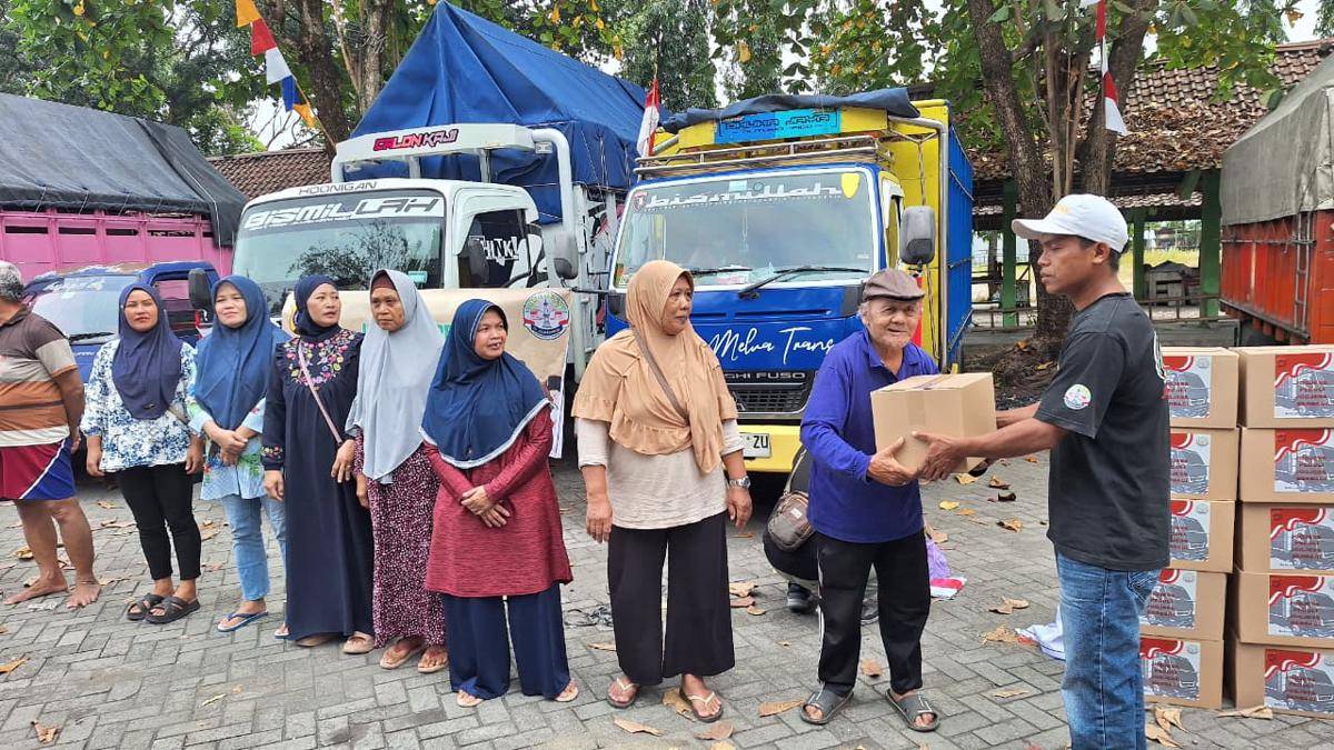 Sopir Truk dan Polda DIY Bagi Sembako dan Bendera Merah Putih.