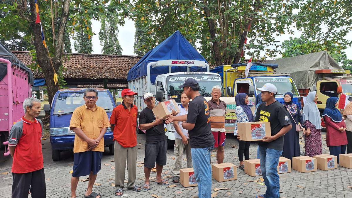 Sopir Truk dan Polda DIY Bagi Sembako dan Bendera Merah Putih.