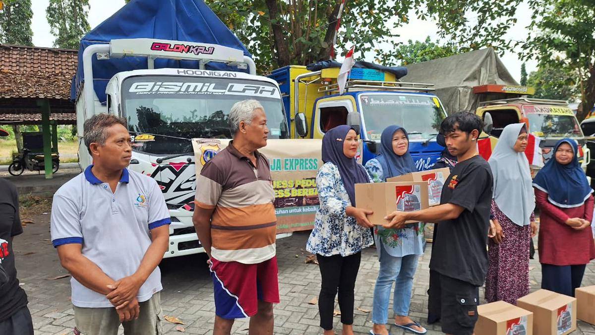 Sopir Truk dan Polda DIY Bagi Sembako dan Bendera Merah Putih.