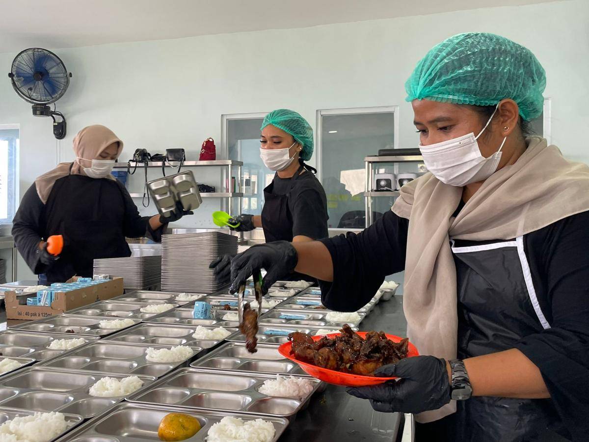 Petugas dapur umum menyiapkan makanan untuk MBG (Foto: IDN Times/Halbert Caniago)