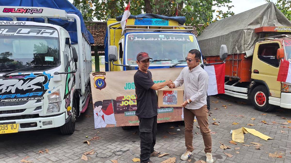 Sopir Truk dan Polda DIY Bagi Sembako dan Bendera Merah Putih.