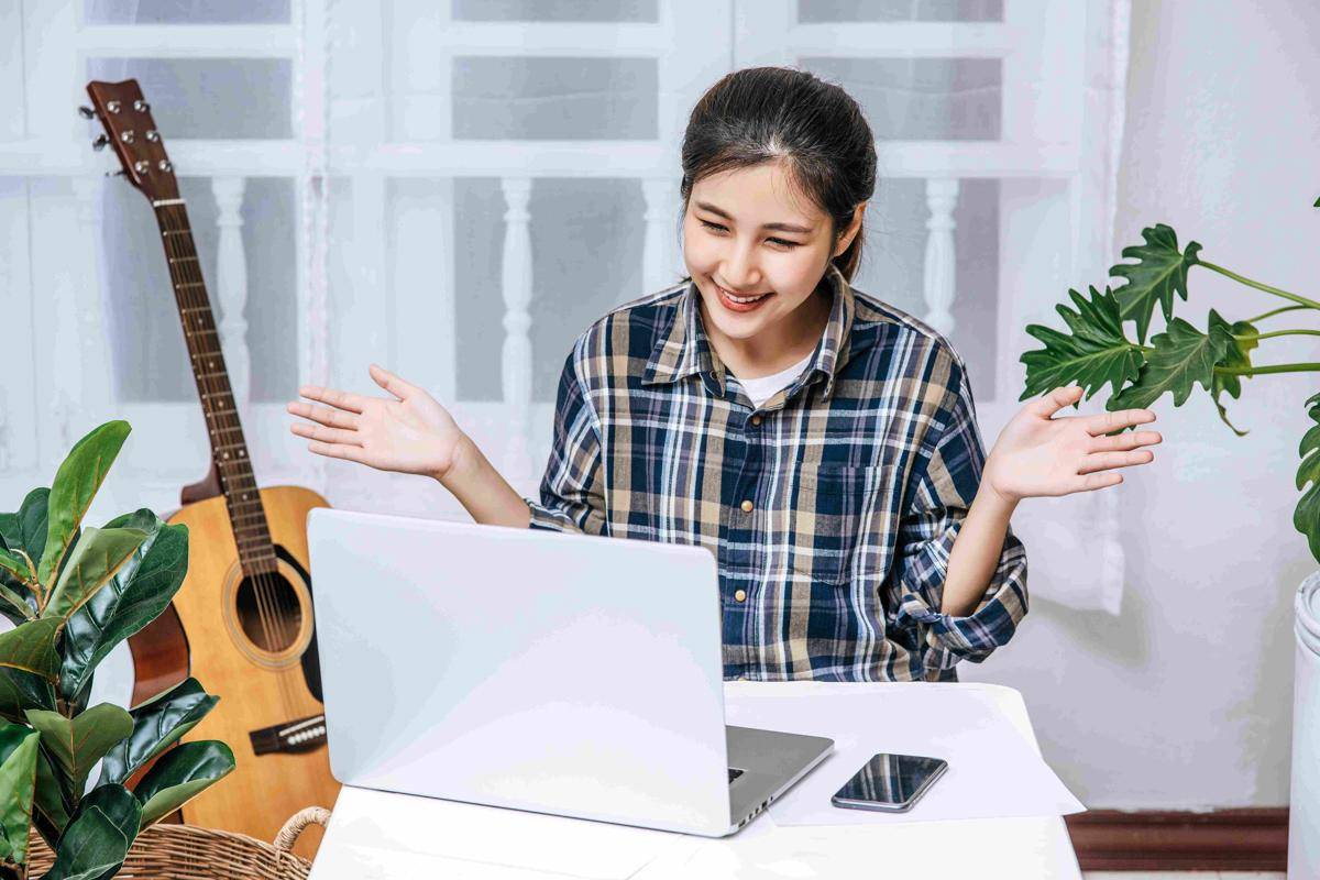 ilustrasi teman sedang video call (freepik.com/jcomp)