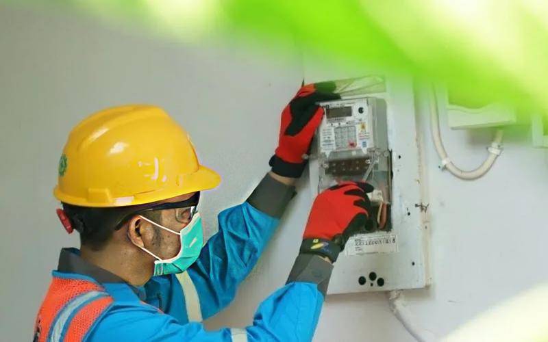 ilustrasi petugas PLN 