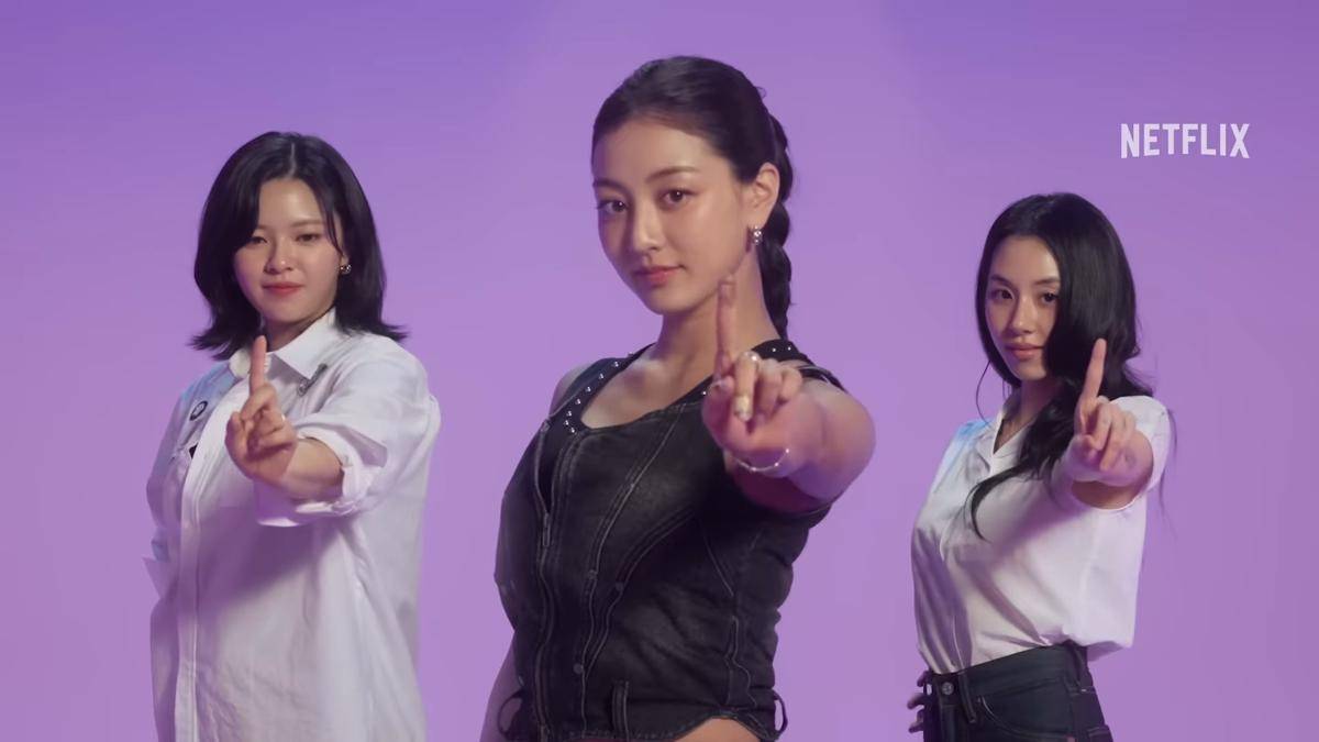 Jeongyeon, Jihyo, dan Chaeyoung TWICE di video lirik lagu Takedown (youtube.com/netflixfamily)