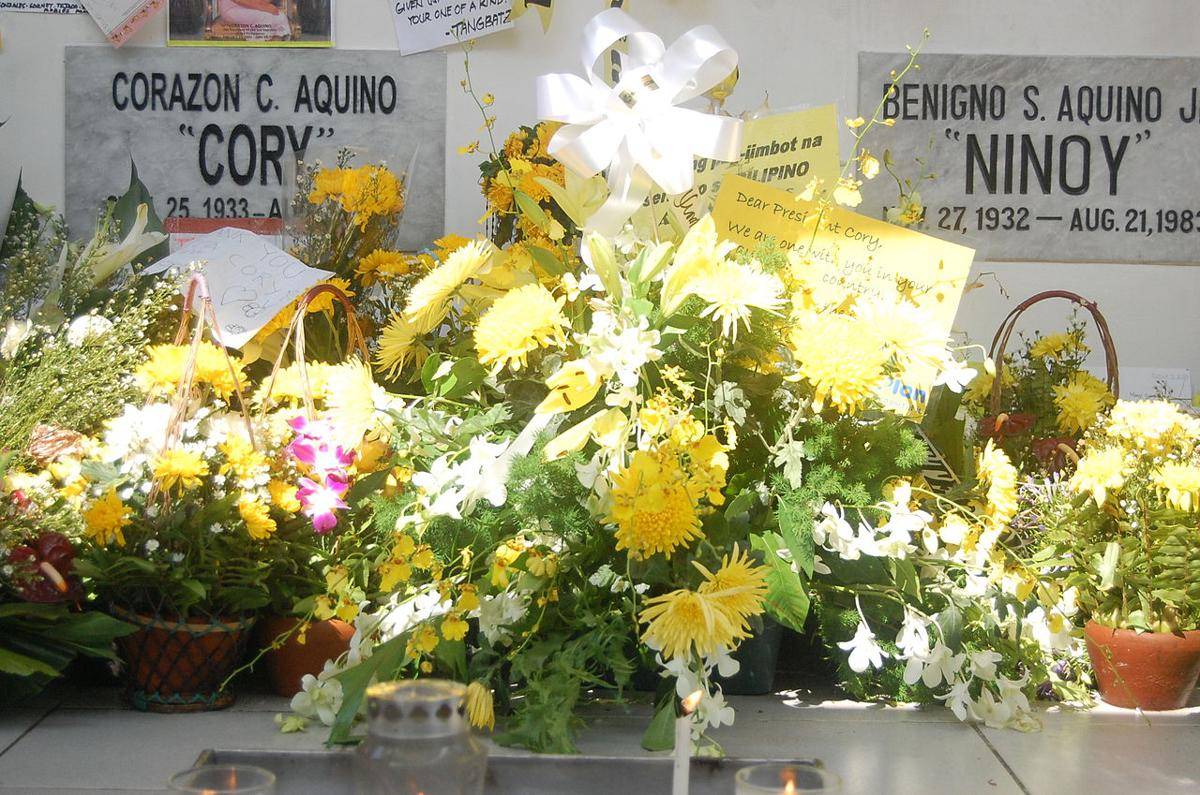ilustrasi makam Benigno Aquino Jr. dan istri (commons.wikimedia.org/Kathy Ponce)