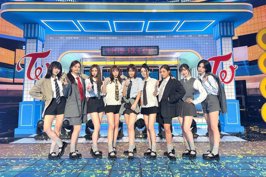 TWICE (instagram.com/twicetagram)