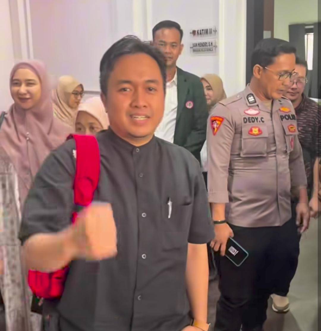 Dokter Syahpri ditemani rekannya saat membuat laporan ke Polres Muba. (Dok. Istimewa)