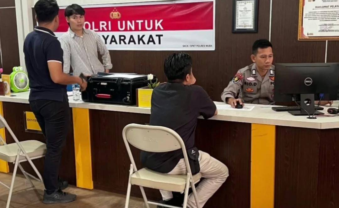 Dokter Syahpri ditemani rekannya saat membuat laporan ke Polres Muba. (Dok. Istimewa)