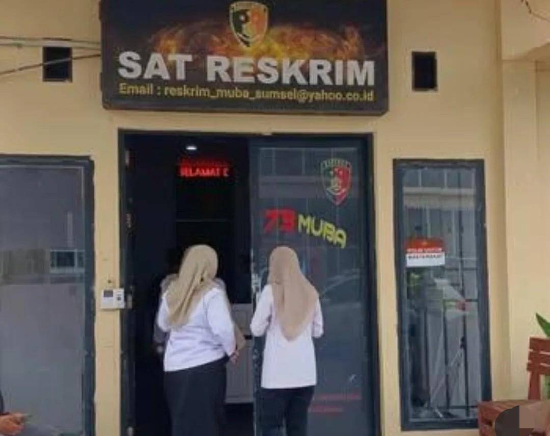 Dokter Syahpri ditemani rekannya saat membuat laporan ke Polres Muba. (Dok. Istimewa)