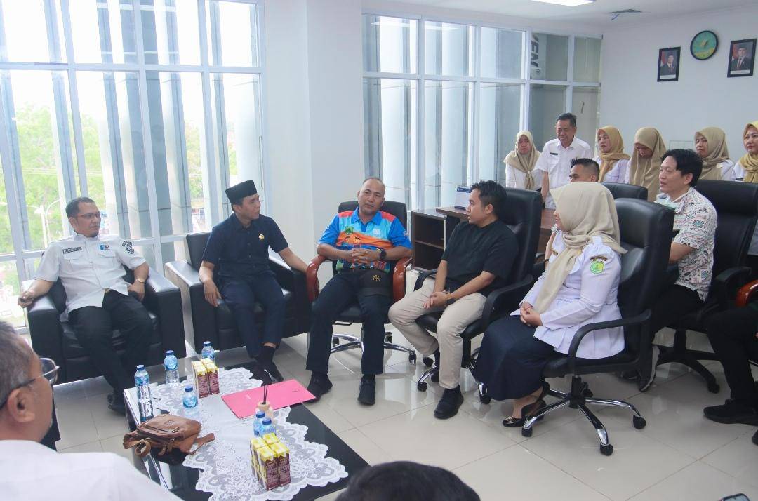 Sekda Muba Apriyadi saat melakukan mediasi antara keluarga pasien dan dokter Syahpri. (Dok. Istimewa)