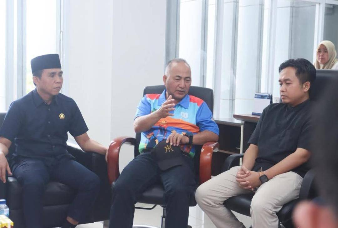 Sekda Muba Apriyadi saat melakukan mediasi antara keluarga pasien dan dokter Syahpri. (Dok. Pemkab Muba)