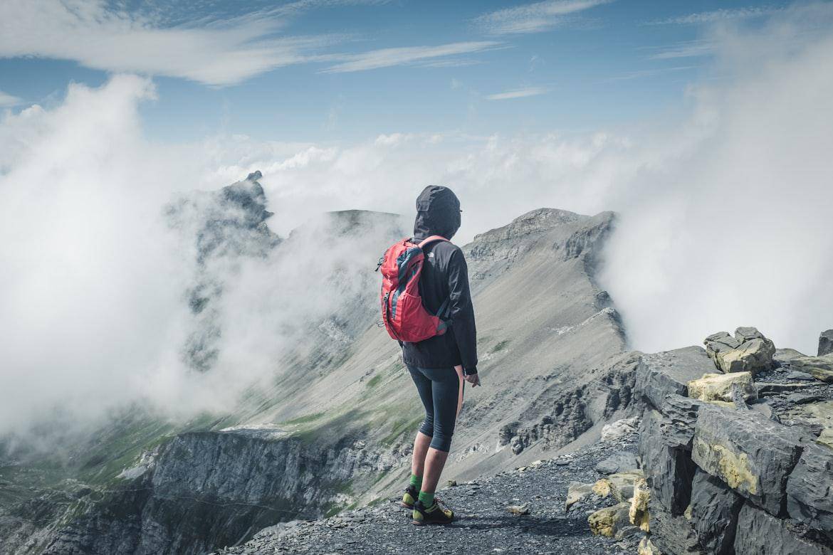 ilustrasi mendaki (unsplash.com/Chris Holgersson)