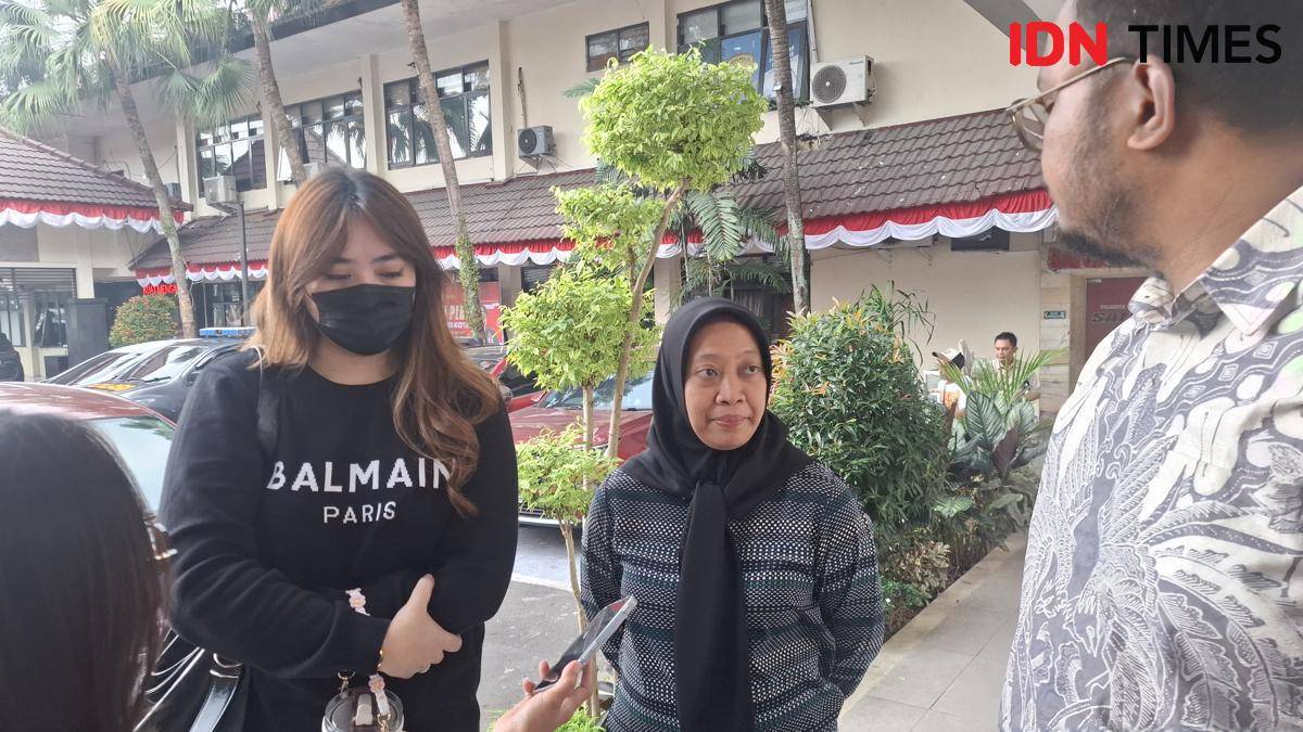 QAR (kiri) dan Perwakilan LPSK, Acik Amalia (tengah). (IDN Times/Rizal Adhi Pratama)