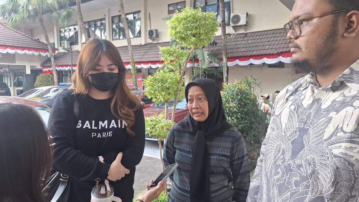 QAR (kiri) dan Perwakilan LPSK, Acik Amalia (tengah). (IDN Times/Rizal Adhi Pratama)