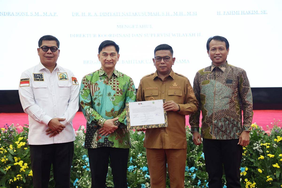 Direktur Koordinasi dan Supervisi Wilayah II KPK, Brigjen Pol Bahtiar Ujang Purnama bersama pejabat di Banten (Dok. Pemprov Banten)