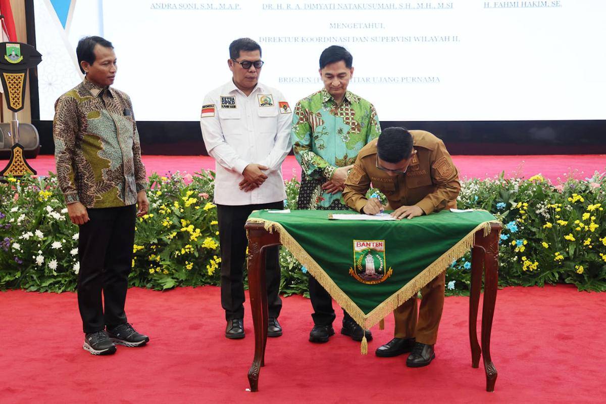 Direktur Koordinasi dan Supervisi Wilayah II KPK, Brigjen Pol Bahtiar Ujang Purnama bersama pejabat di Banten (Dok. Pemprov Banten)