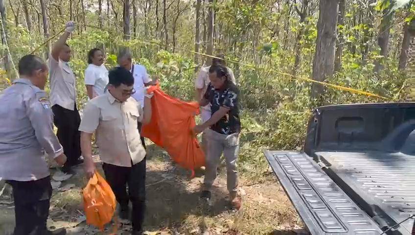 Almarhum Alip saat ditemukan di hutan jati kawasan wisata Gua Lowo Sampung Ponorogo. IDN Times/Riyanto.