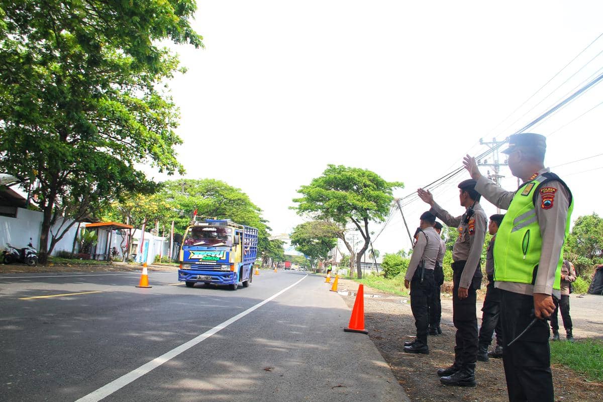 Personel Polres Kudus bersiaga di perbatasan Kabupaten Kudus-Kabupaten Pati. (Ari Haryono/IDN Times) 