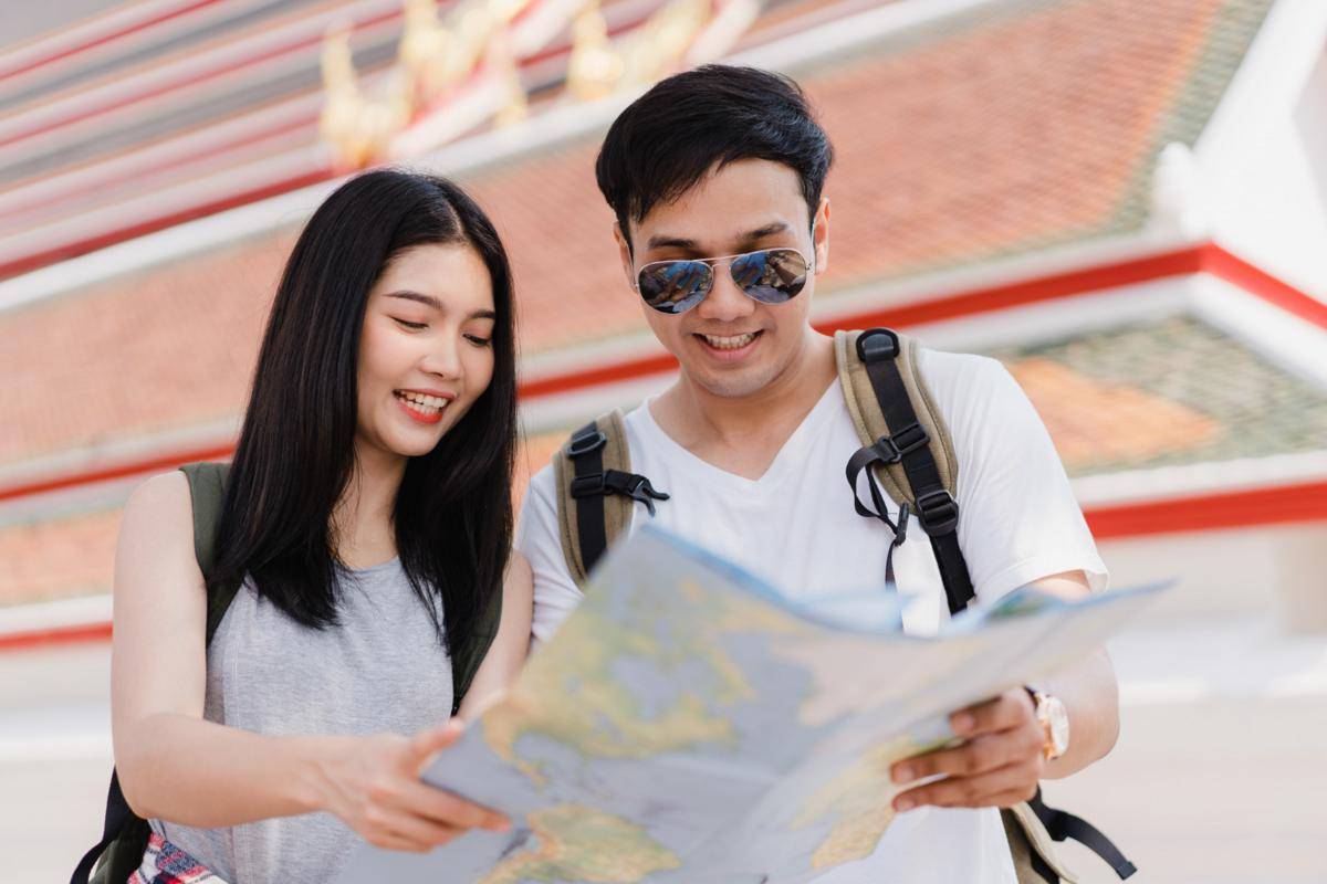 Ilustrasi traveling bersama teman 