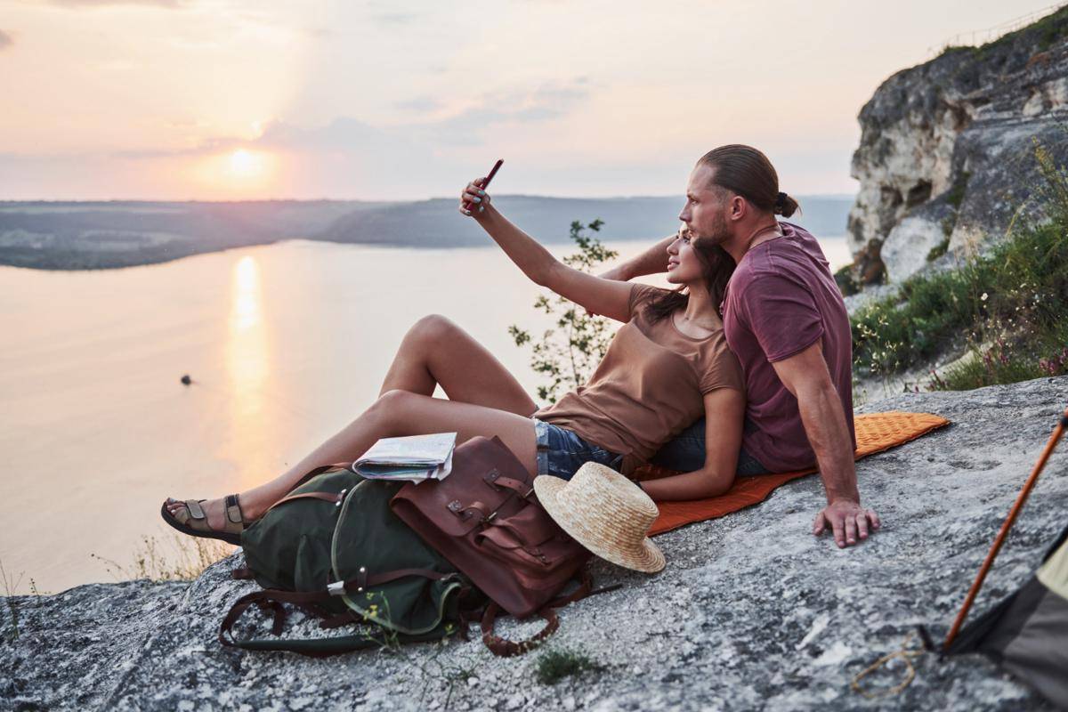 Ilustrasi traveling bersama pasangan 