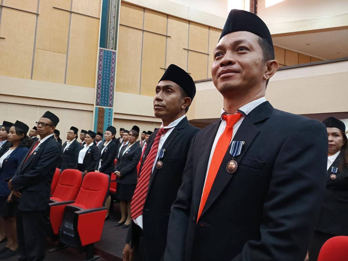 Senyum sumringah ASN usai mendapat lencana tanda jasa dari Gubernur NTT. (Dok Humas Setda Provinsi NTT)