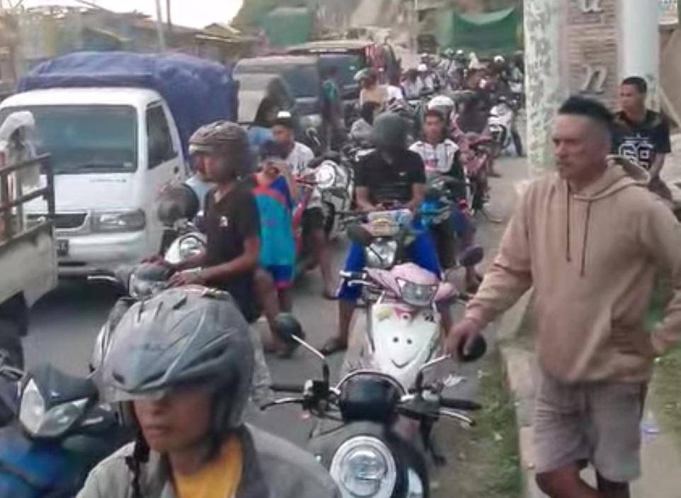 Warga mangantre BBM di Ende akibat rusaknya kapal tangker. (facebook.com/Difan Lidia)