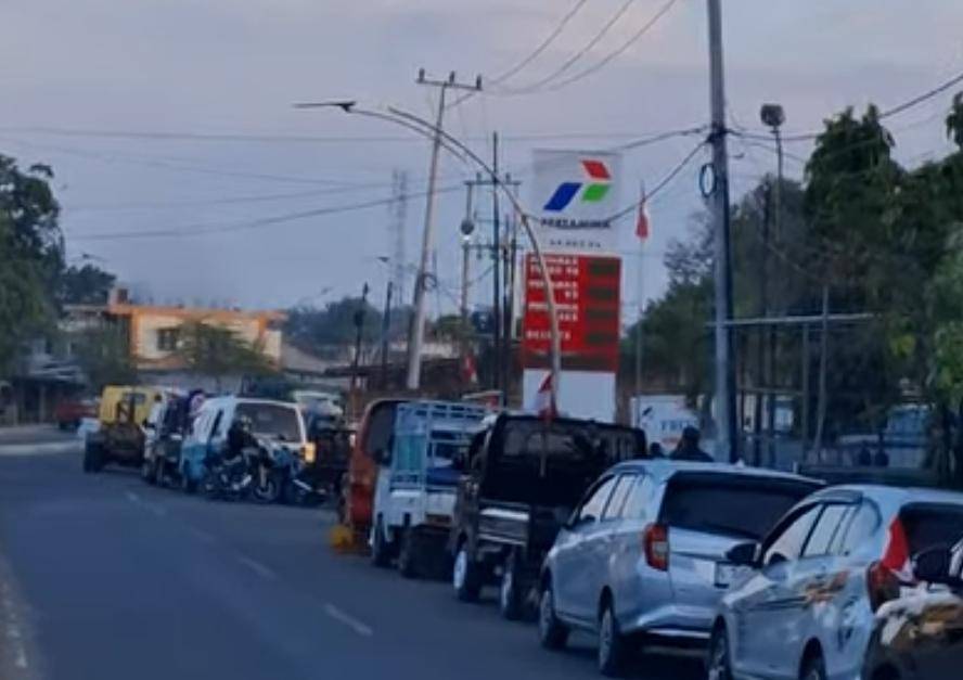 Antrean panjang di depan SPBU di Labuan Bajo. (facebook.com/Sipri Komodo Taxi)