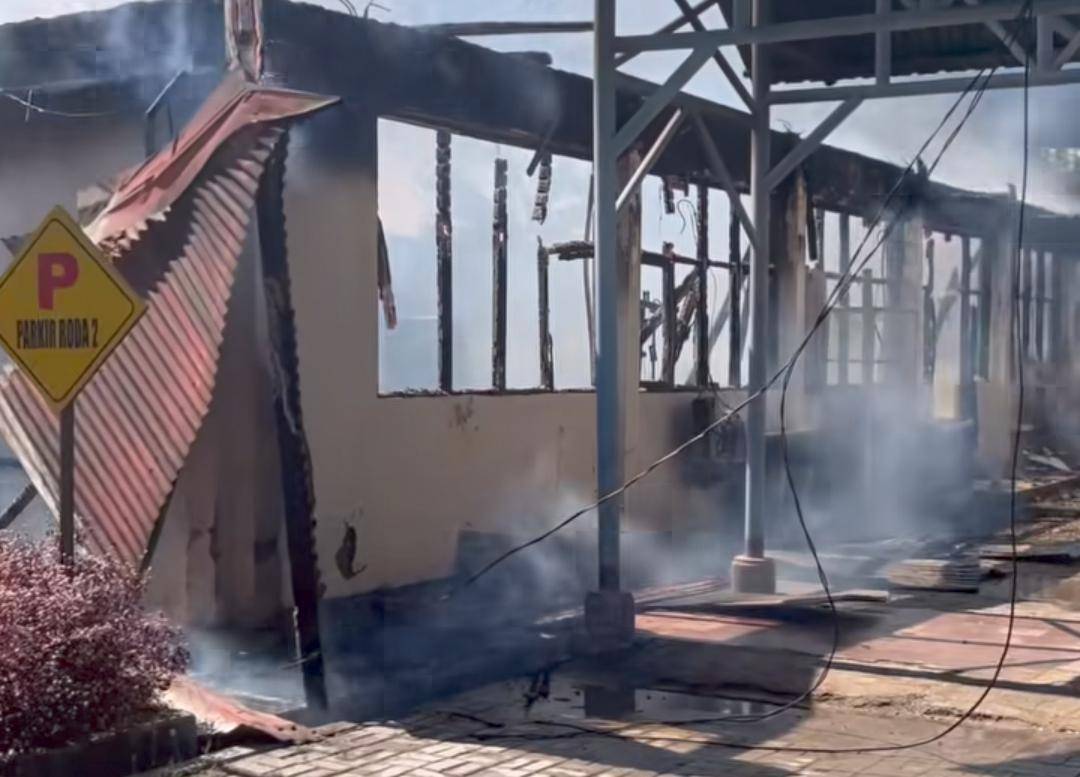 Salah satu gedung dalam kompleks Kemendiknasmen NTT yang terbakar. (Dok Damkar Kota Kupang)