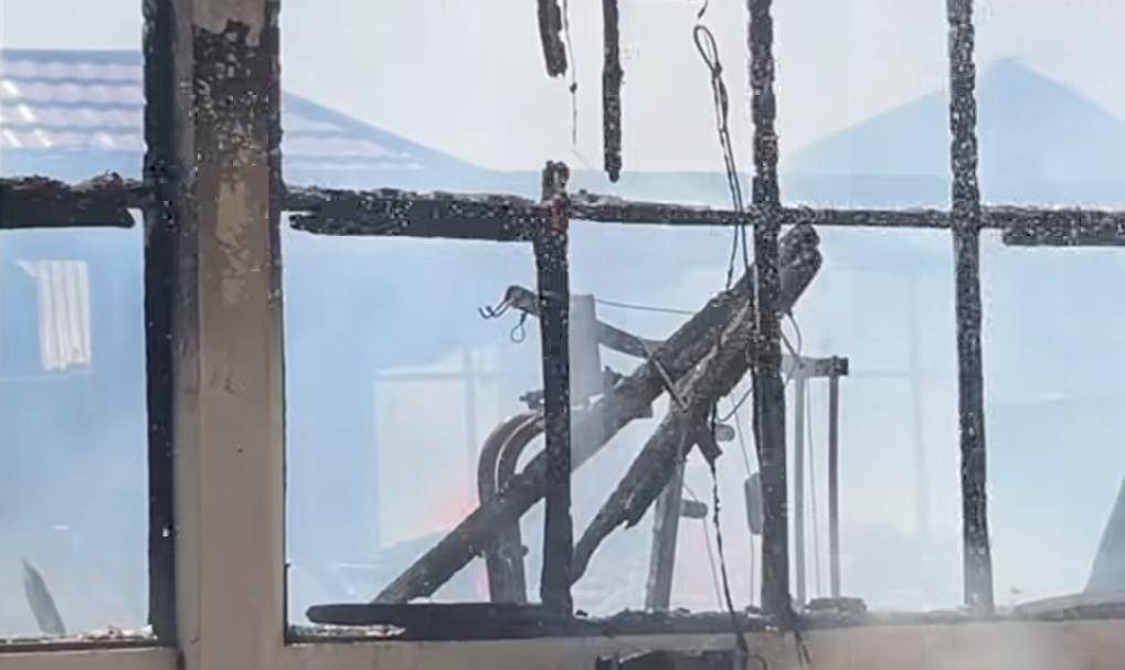 Salah satu gedung dalam kompleks Kemendiknasmen NTT yang terbakar. (IDN Times/Putra Bali Mula)