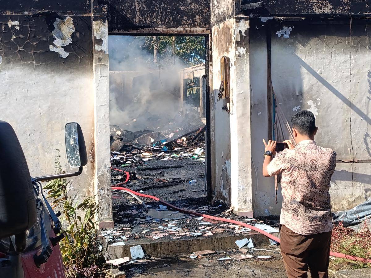 Gedung di Kompleks Kemendiknasmen NTT Terbakar. (IDN Times/Putra Bali Mula)