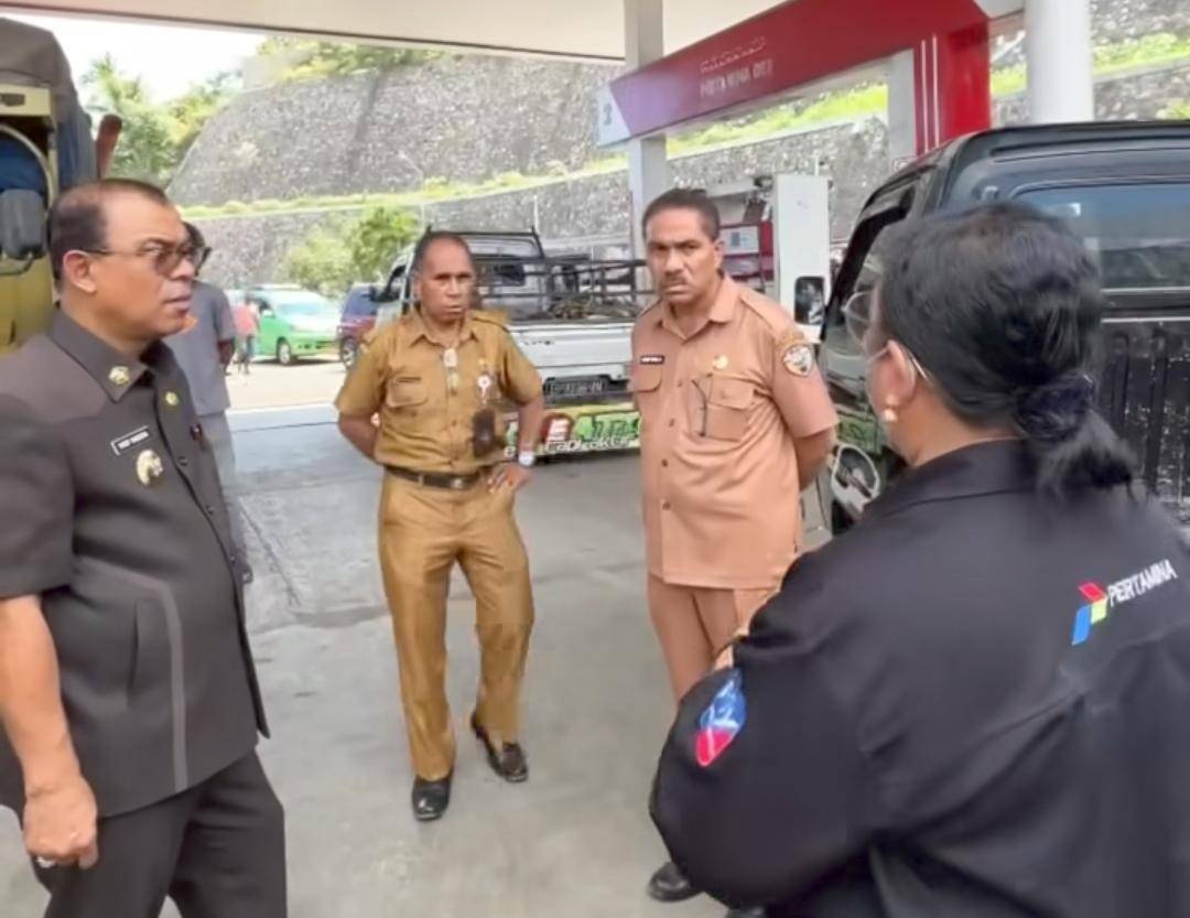 Bupati Ende Yosef Badeoda turun ke SPBU cek krisis BBM. (Dok Prokopim Ende)