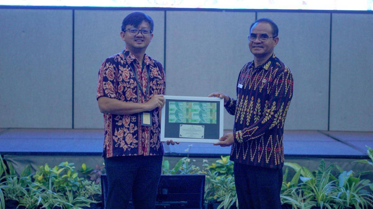 Deputi KPw BI NTT, Didiet Aditya Budi Prabowo, dan Kepala Disdikbud NTT Ambrosius Kodo. (Dok KPw BI NTT)