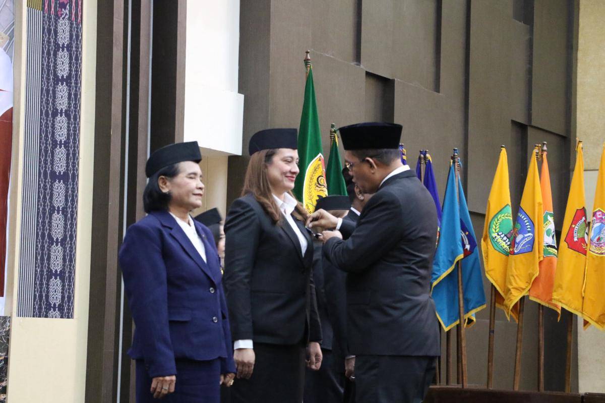 Senyum sumringah ASN usai mendapat lencana tanda jasa dari Gubernur NTT. (Dok Humas Setda Provinsi NTT)