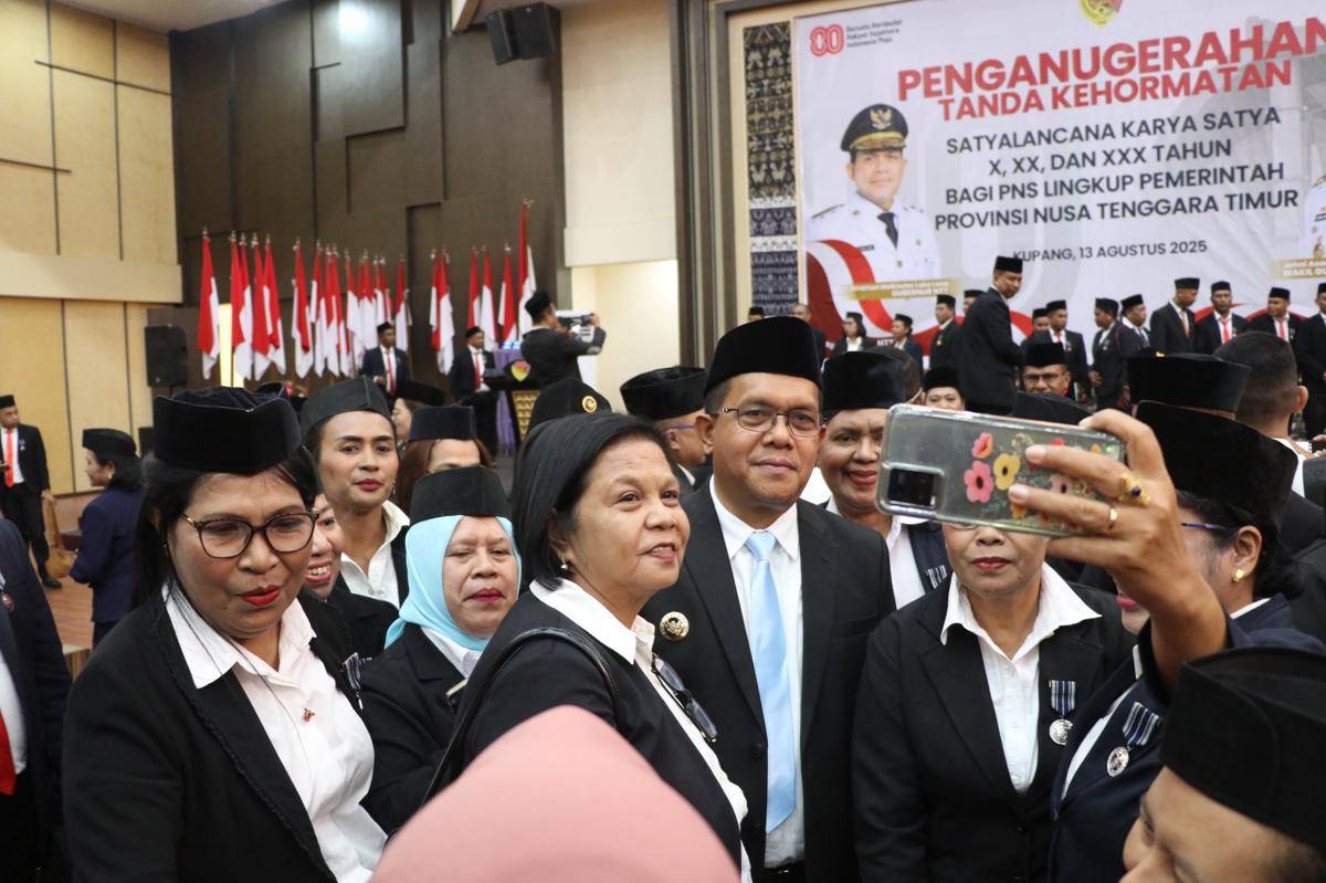 Para ASN lingkup Provinsi NTT berfoto bersama Gubernur Melki Laka Lena usai menerima Lencana Tanda Jasa. (Dok Humas Setda Provinsi NTT)