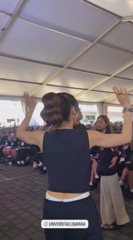 Cinta Laura Hadir di PKKMB UNUD (Instagram.com/claurakiehl)