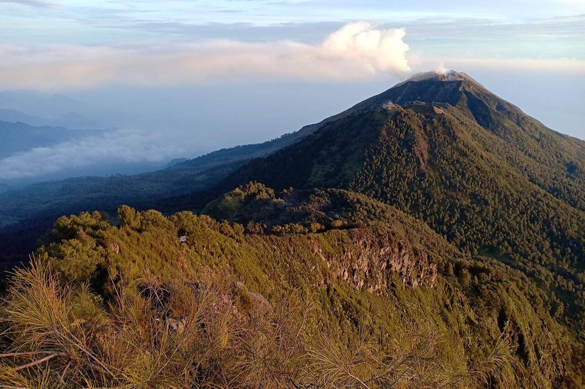 Gunung Arjuno-Welirang (commons.wikimedia.org/Lasthib)