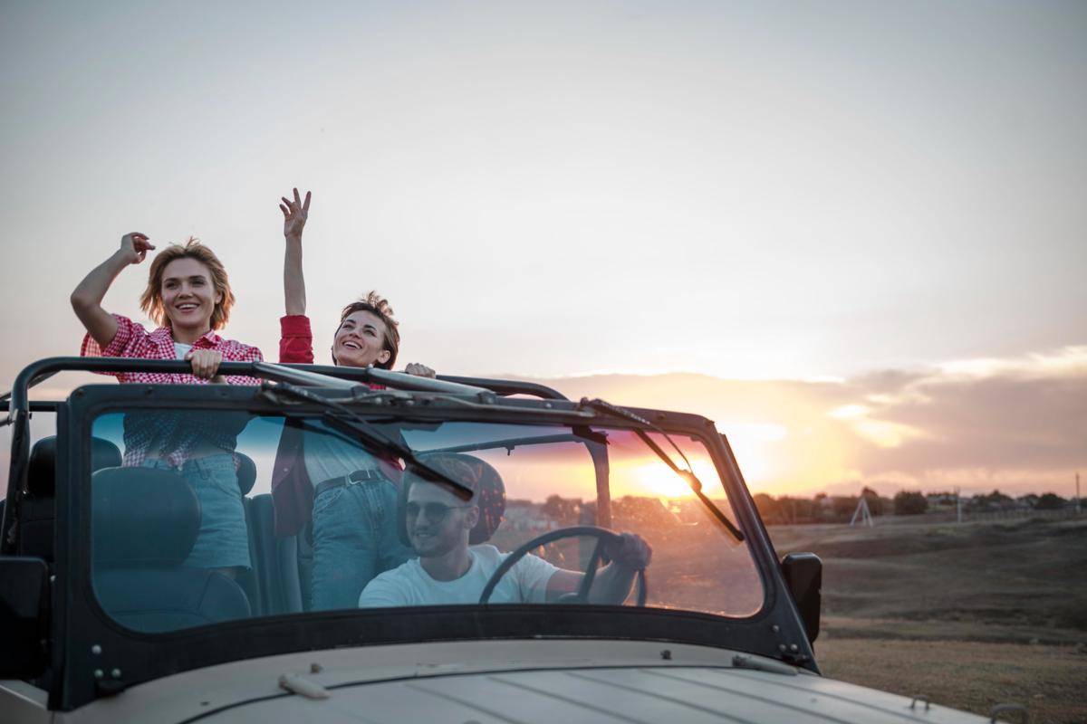 Ilustrasi traveling bersama teman