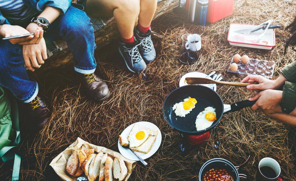 ilustrasi makan di saat mendaki gunung